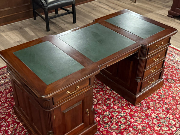 Vintage bureau, klassiek Engels bureau, mahoniehout, groen leer, 569