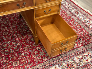 Vintage bureau, klassiek Engels bureau, mahoniehout, groen leer, 570