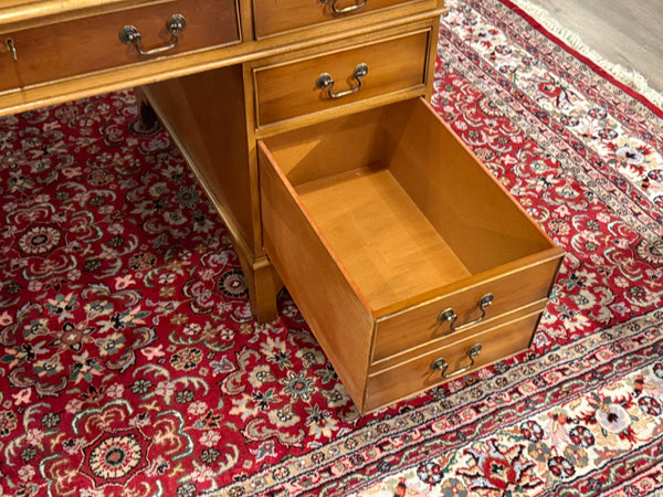 Vintage bureau, klassiek Engels bureau, mahoniehout, groen leer, 570