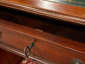 Vintage bureau, klassiek Engels bureau, Mahoniehout, groen leer, 611