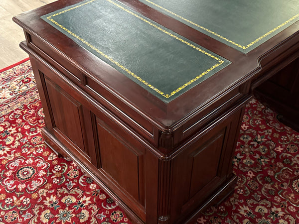 Vintage bureau, klassiek Engels bureau, mahoniehout, groen leer, 627