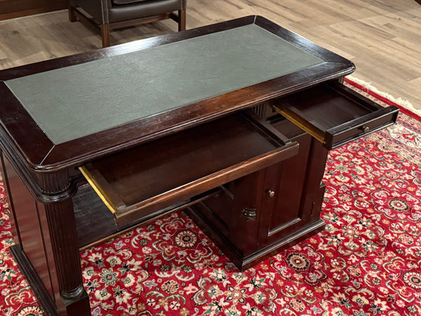 Bureau vintage, bureau anglais classique, acajou, cuir vert, 643