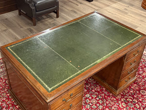 Antiek bureau, klassiek Engels bureau, eikenhout, groen leer, 677