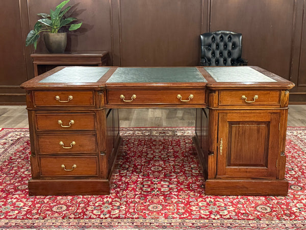 Vintage bureau, klassiek Engels bureau, partnerdesk, mahoniehout, groen leer, 572