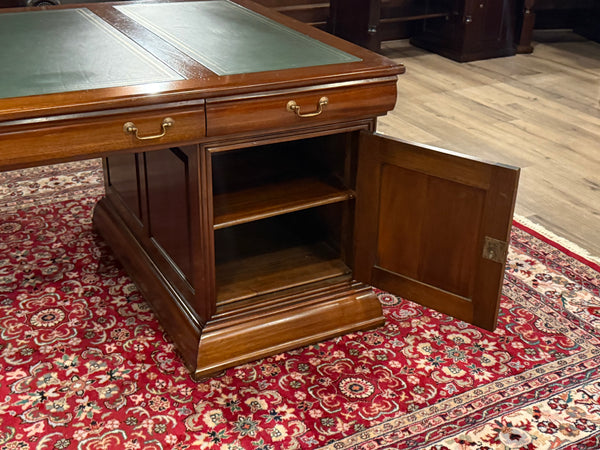 Vintage bureau, partnerdesk, klassiek Engels bureau,  mahoniehout, groen leer, 673