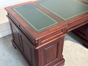 Vintage bureau, klassiek Engels bureau, mahoniehout, groen leer, 715