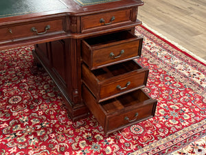 Vintage bureau, klassiek Engels bureau, mahoniehout , groen leer, 614