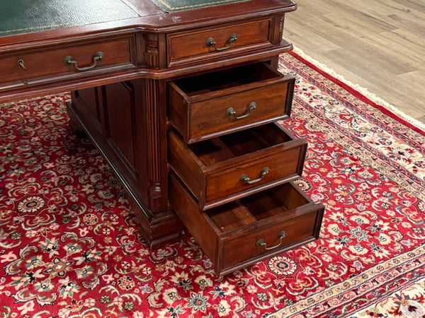 Vintage bureau, klassiek Engels bureau, mahoniehout , groen leer, 614