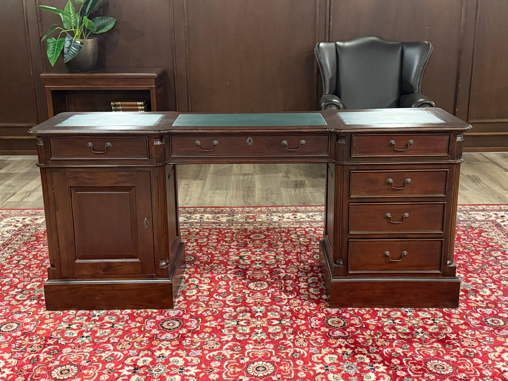 Bureau vintage, bureau anglais classique, acajou, cuir vert, 647