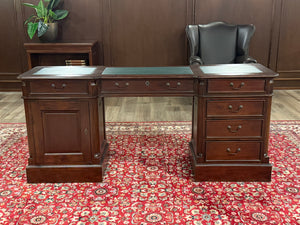 Bureau vintage, bureau anglais classique, acajou, cuir vert, 647