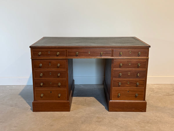 Vintage gerestaureerd bureau, antiek Engels bureau, 2 maart 1846, mahoniehout, groen leer, 686