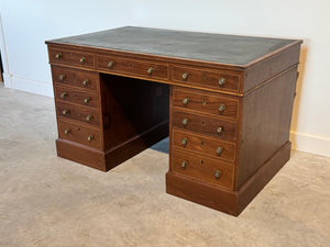 Vintage gerestaureerd bureau, antiek Engels bureau, 2 maart 1846, mahoniehout, groen leer, 686