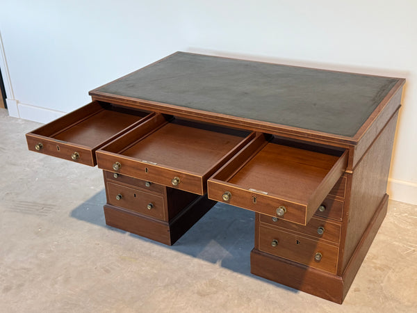 Vintage gerestaureerd bureau, antiek Engels bureau, 2 maart 1846, mahoniehout, groen leer, 686