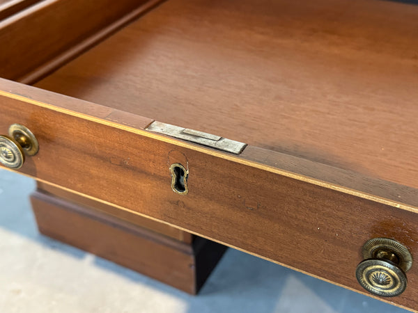 Vintage gerestaureerd bureau, antiek Engels bureau, 2 maart 1846, mahoniehout, groen leer, 686