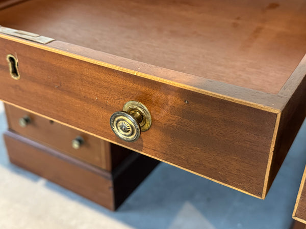 Vintage gerestaureerd bureau, antiek Engels bureau, 2 maart 1846, mahoniehout, groen leer, 686