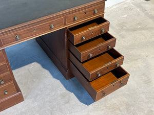 Vintage gerestaureerd bureau, antiek Engels bureau, 2 maart 1846, mahoniehout, groen leer, 686
