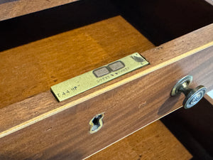 Vintage gerestaureerd bureau, antiek Engels bureau, 2 maart 1846, mahoniehout, groen leer, 686