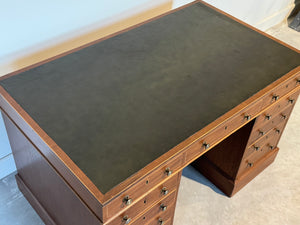 Vintage gerestaureerd bureau, antiek Engels bureau, 2 maart 1846, mahoniehout, groen leer, 686