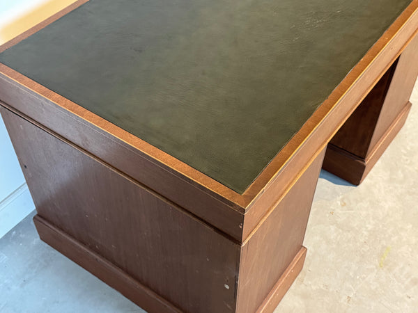 Vintage gerestaureerd bureau, antiek Engels bureau, 2 maart 1846, mahoniehout, groen leer, 686