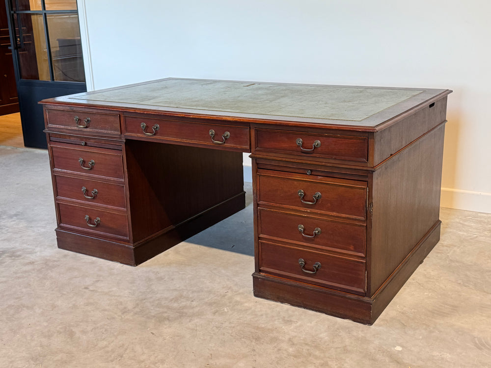 Vintage bureau, Klassiek Engels bureau, mahoniehout, fineer, groen leer, 687