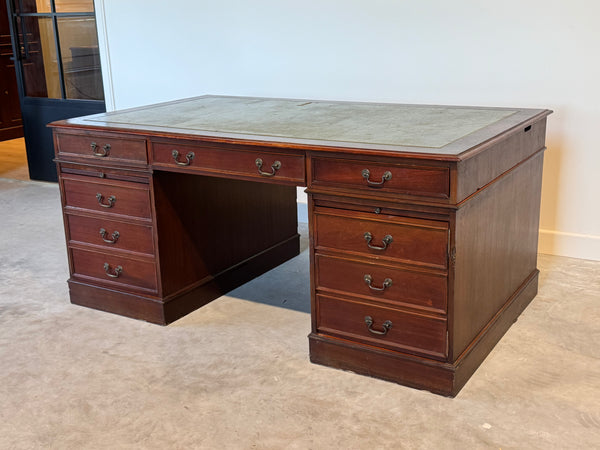 Vintage bureau, Klassiek Engels bureau, mahoniehout, fineer, groen leer, 687