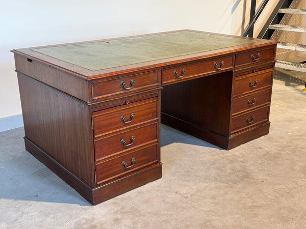 Vintage bureau, Klassiek Engels bureau, mahoniehout, fineer, groen leer, 687