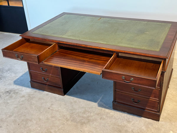 Vintage bureau, Klassiek Engels bureau, mahoniehout, fineer, groen leer, 687