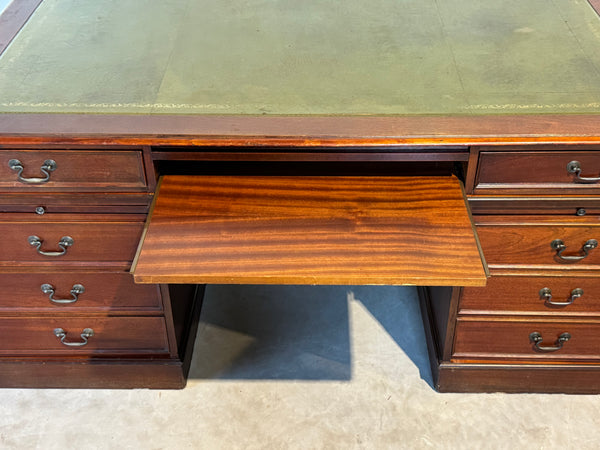 Vintage bureau, Klassiek Engels bureau, mahoniehout, fineer, groen leer, 687