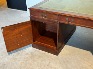 Vintage bureau, Klassiek Engels bureau, mahoniehout, fineer, groen leer, 687