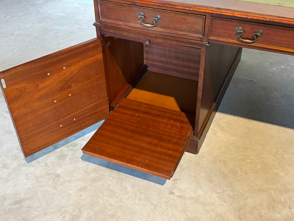 Vintage bureau, Klassiek Engels bureau, mahoniehout, fineer, groen leer, 687