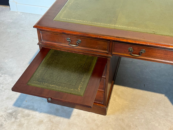 Vintage bureau, Klassiek Engels bureau, mahoniehout, fineer, groen leer, 687