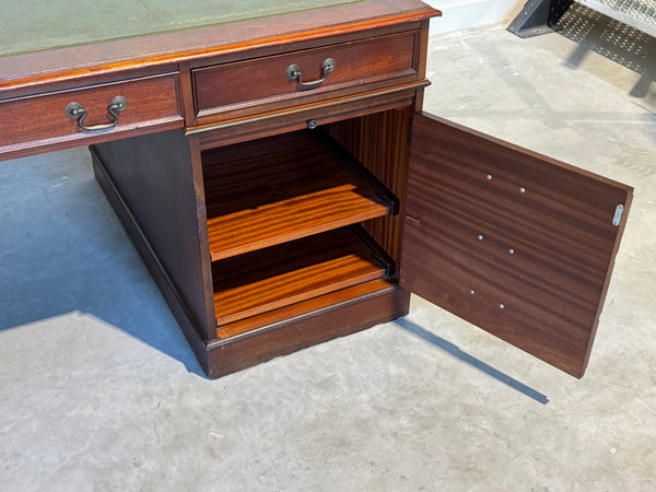 Vintage bureau, Klassiek Engels bureau, mahoniehout, fineer, groen leer, 687
