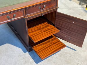 Vintage bureau, Klassiek Engels bureau, mahoniehout, fineer, groen leer, 687