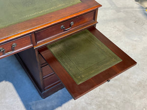 Vintage bureau, Klassiek Engels bureau, mahoniehout, fineer, groen leer, 687