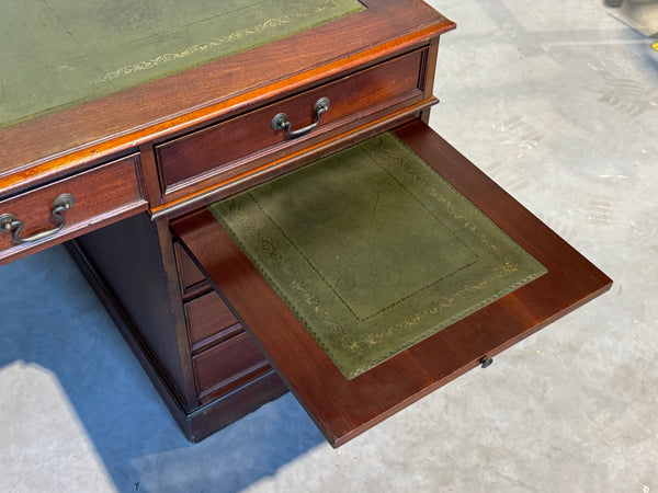 Vintage bureau, Klassiek Engels bureau, mahoniehout, fineer, groen leer, 687