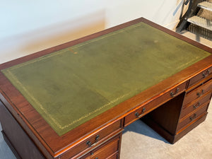 Vintage bureau, Klassiek Engels bureau, mahoniehout, fineer, groen leer, 687