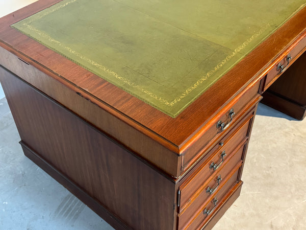 Vintage bureau, Klassiek Engels bureau, mahoniehout, fineer, groen leer, 687