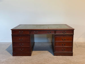 Vintage bureau, Klassiek Engels bureau, mahoniehout, fineer, groen leer, 687