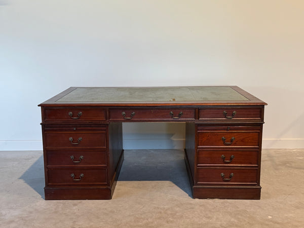 Vintage bureau, Klassiek Engels bureau, mahoniehout, fineer, groen leer, 687