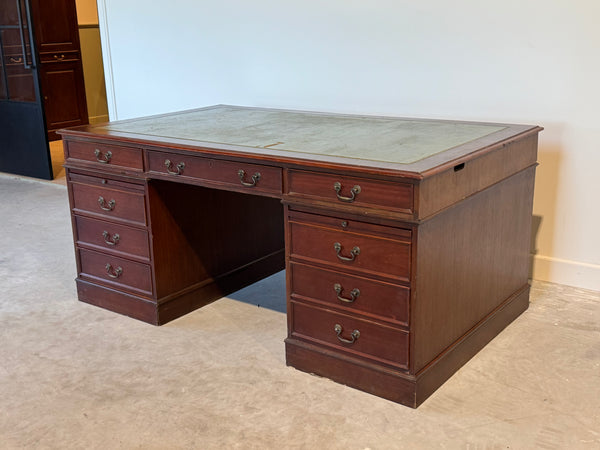 Vintage bureau, Klassiek Engels bureau, mahoniehout, fineer, groen leer, 687