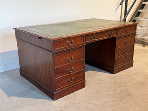 Vintage bureau, Klassiek Engels bureau, mahoniehout, fineer, groen leer, 687