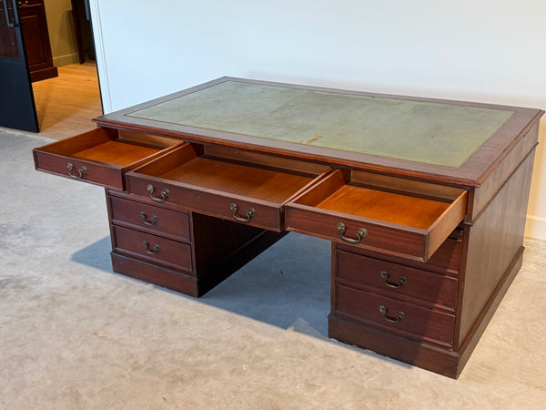 Vintage bureau, Klassiek Engels bureau, mahoniehout, fineer, groen leer, 687
