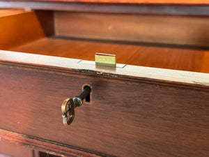 Vintage bureau, Klassiek Engels bureau, mahoniehout, fineer, groen leer, 687