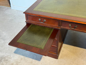 Vintage bureau, Klassiek Engels bureau, mahoniehout, fineer, groen leer, 687