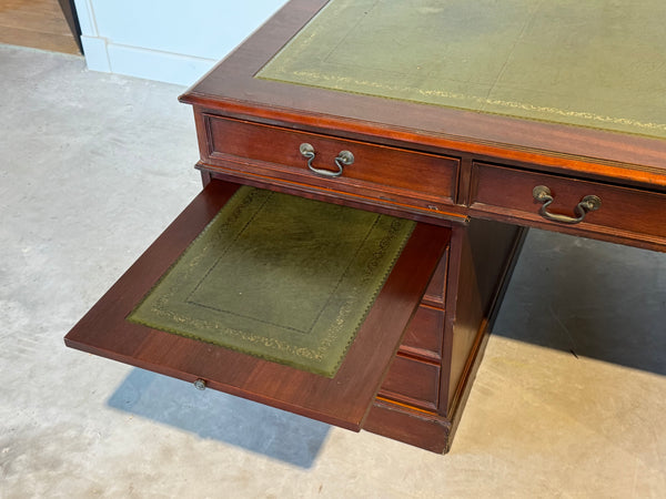 Vintage bureau, Klassiek Engels bureau, mahoniehout, fineer, groen leer, 687