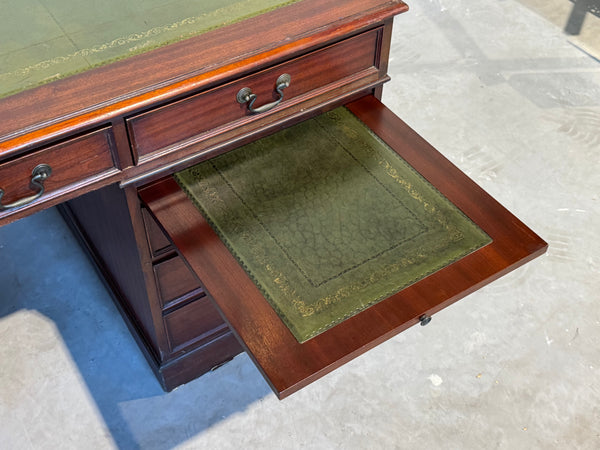 Vintage bureau, Klassiek Engels bureau, mahoniehout, fineer, groen leer, 687