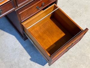 Vintage bureau, Klassiek Engels bureau, mahoniehout, fineer, groen leer, 687
