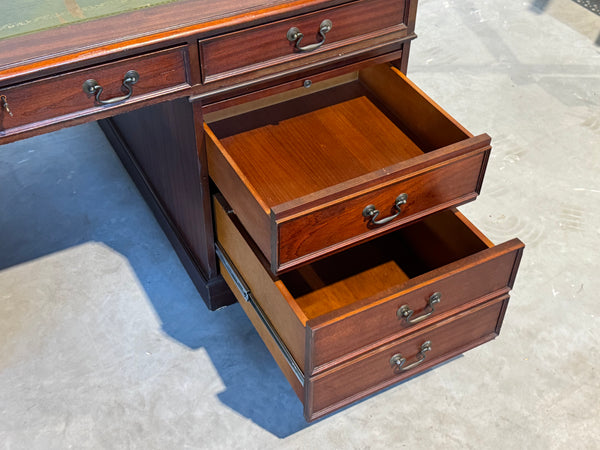 Vintage bureau, Klassiek Engels bureau, mahoniehout, fineer, groen leer, 687