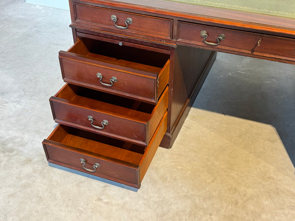 Vintage bureau, Klassiek Engels bureau, mahoniehout, fineer, groen leer, 687
