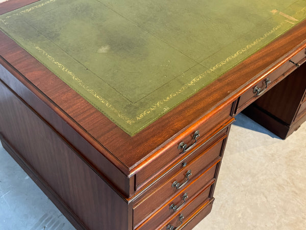Vintage bureau, Klassiek Engels bureau, mahoniehout, fineer, groen leer, 687